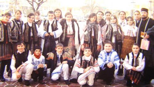 Pr. Adrian cu copiii la colindat