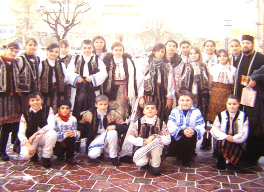 Pr. Adrian cu copiii la colindat